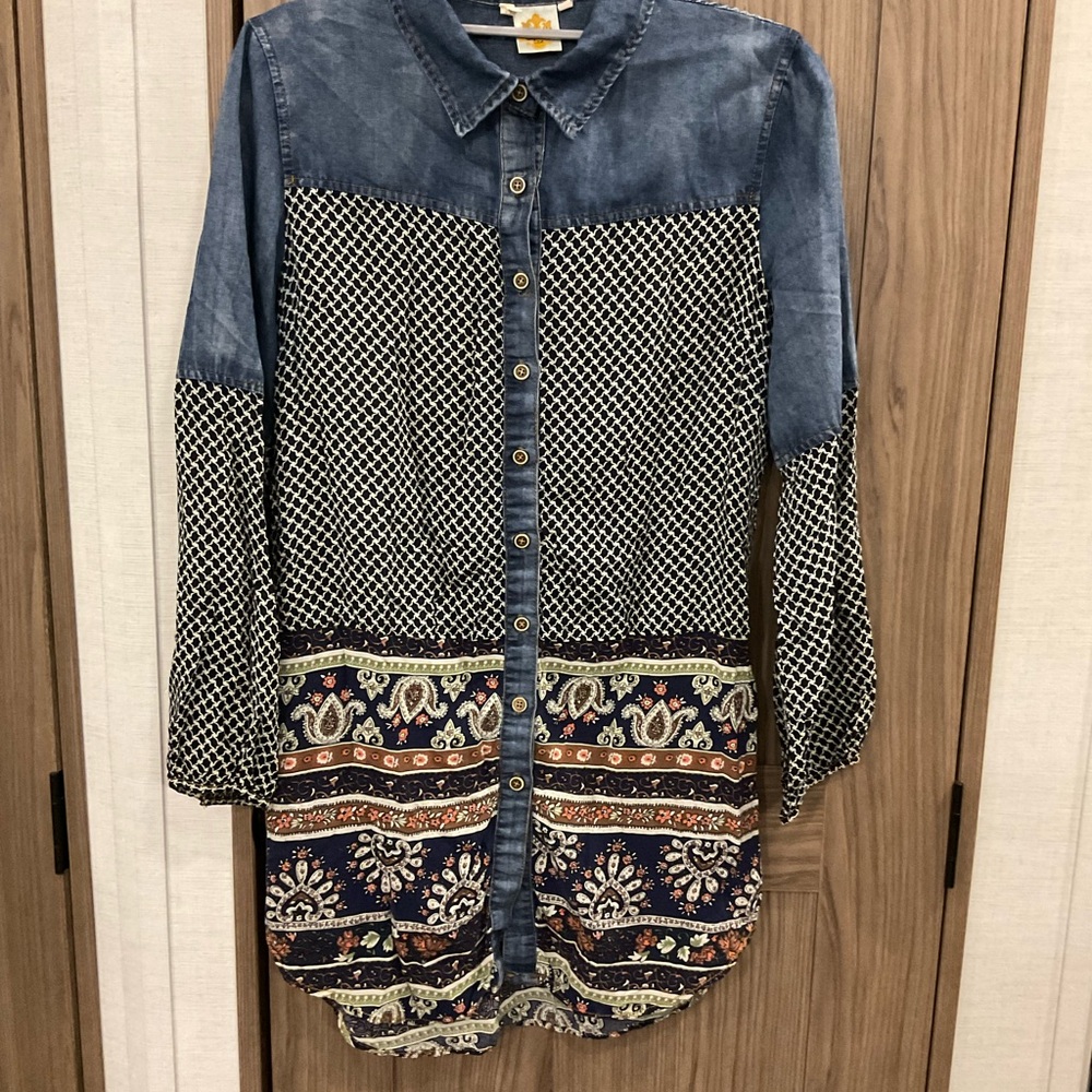 Avallable Womens Long Sleeve Button Up Collared Shirt Size M